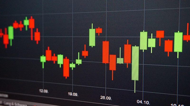 Illustration: A financial chart with green and red candlesticks on a screen