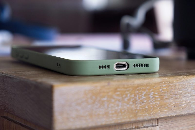 Illustration: A smartphone resting on a wooden surface