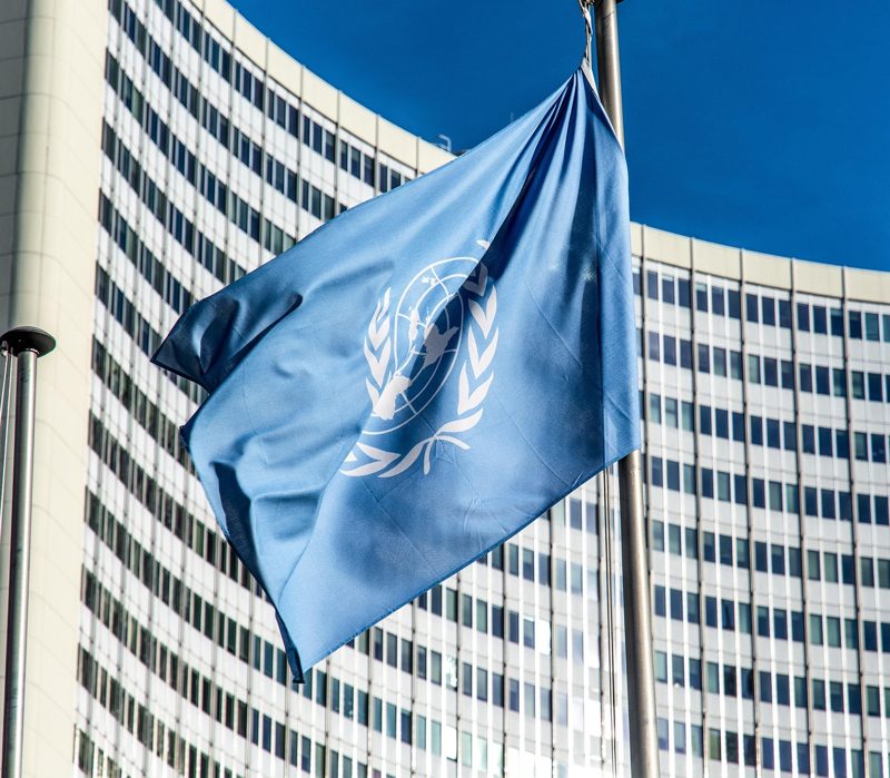 Illustration: The flag of the United Nations in front of a building