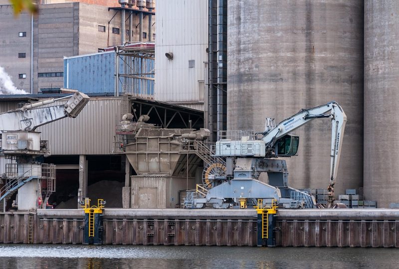 Illustration: A large industrial area with silos and a heavy crane